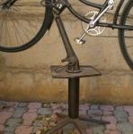 Cavalletto per meccanico ciclista vintage degli anni 20  usato nelle officine.