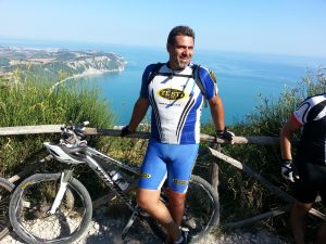 Maurizio Minelli with the Testi cycling jersey at Monte Conero Italy
